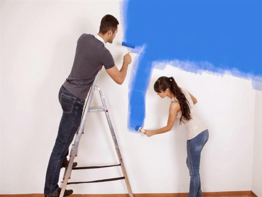 Sử dụng cuộn lăn để áp bả matit lên bề mặt tường một cách đồng đều